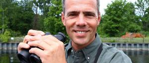 Eines hat Derk Ehlert immer dabei: ein Fernglas.