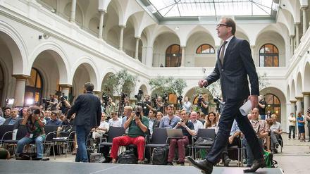 Das Interesse an der Dobrindt'schen Maut ist groß - nicht nur in Deutschland. Das Foto zeigt Verkehrsminister Alexander Dobrindt (CSU) auf dem Weg zu seiner bisher wohl wichtigsten Pressekonferenz.