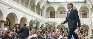 Das Interesse an der Dobrindt'schen Maut ist groß - nicht nur in Deutschland. Das Foto zeigt Verkehrsminister Alexander Dobrindt (CSU) auf dem Weg zu seiner bisher wohl wichtigsten Pressekonferenz. 