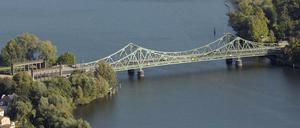 Die Glienicker Brücke, Verbindung zwischen Potsdam und Berlin-Wannsee, Fotomotiv, Austauschort für Agenten.