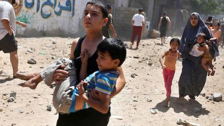 Die Hamas feuert Raketen auf Israel. Das israelische Militär feuert Raketen auf Gaza. Und wir schauen Fußball. Ist das Okay? 