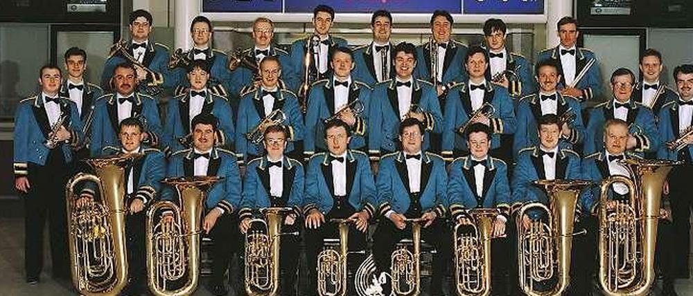 Die Williams Fairey Band, hier auf dem Flughafen in Manchester 1997, spielt am Sonnabend, den 12. Juli, im Haus der Berliner Festspiele Acid-House-Klassiker. 
