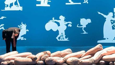 Die großen Arbeiten "Farrow" (vorn) von Gavon Kenyon and "The sovereign citizens sequicentennial civil war celebration" von Kara Walker in der Art-BaselSektion "Art Unlimited"