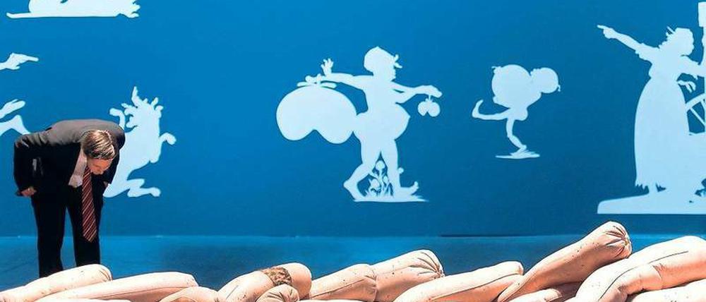 Die großen Arbeiten "Farrow" (vorn) von Gavon Kenyon and "The sovereign citizens sequicentennial civil war celebration" von Kara Walker in der Art-BaselSektion "Art Unlimited"