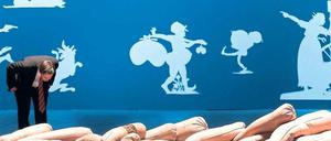 Die großen Arbeiten "Farrow" (vorn) von Gavon Kenyon and "The sovereign citizens sequicentennial civil war celebration" von Kara Walker in der Art-BaselSektion "Art Unlimited"