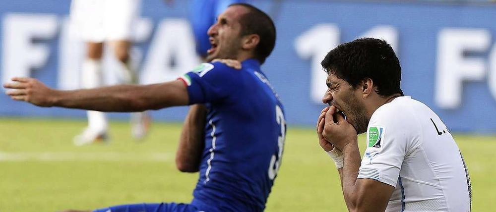 Zahn um Zahn. Erst beißt Luis Suarez Giorgio Chiellini, dann sperrt ihn die Fifa.