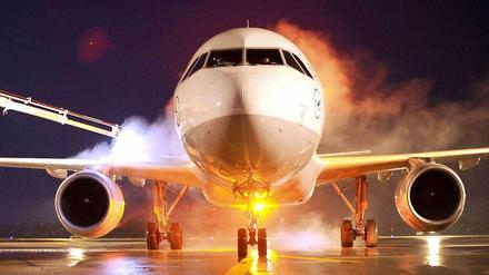 Viel Rauch und Feuer. Lufthansa positioniert sich neu - die wachsende Konkurrenz treibt die größte europäische Fluggesellschaft zu massiven Umbauten.