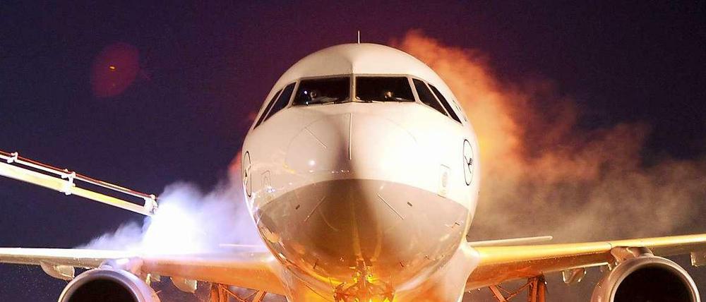Viel Rauch und Feuer. Lufthansa positioniert sich neu - die wachsende Konkurrenz treibt die größte europäische Fluggesellschaft zu massiven Umbauten.