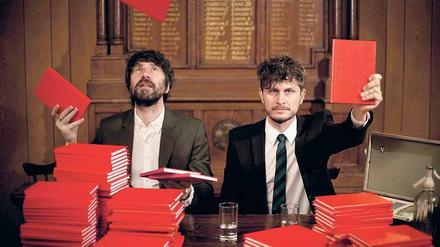Rote Liebe. Das Popduo Neon Neon verhackstückt im Berghain die Biografie desVerlegers Giangiacomo Feltrinelli.