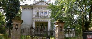 Ein Bild aus diesen Tagen. Seit über einem Jahr kontrolliert 24 Stunden lang ein Wachschutz, ob Unbefugte auf das Gelände und ins Haus wollen.