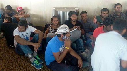 Für mehrere Stunden besetzten 37 Flüchtlinge die Plattform des Fernsehturms in Berlin. 