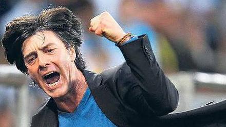 Der fliegende Bundestrainer: Joachim Löw beim 4:0-Sieg der Deutschen gegen Argentinien bei der Fußball-WM in Südafrika.