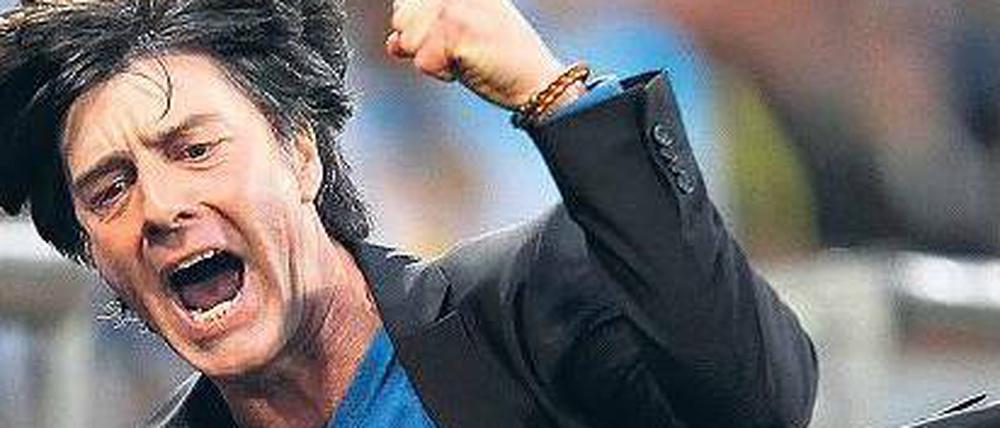 Der fliegende Bundestrainer: Joachim Löw beim 4:0-Sieg der Deutschen gegen Argentinien bei der Fußball-WM in Südafrika.