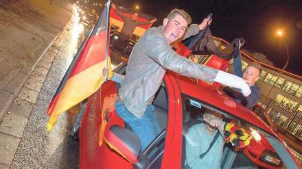 Großzügig. Ein Autokorso ist zwar eigentlich nicht erlaubt, die Polizei in Berlin zeigt sich aber tolerant. 