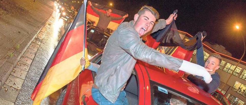 Großzügig. Ein Autokorso ist zwar eigentlich nicht erlaubt, die Polizei in Berlin zeigt sich aber tolerant. 