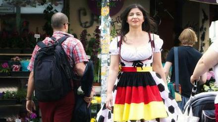 In Finallaune. Hatice Akyün trägt Dirndl. Designed hat es Tatjana Masuhr, Charlott-Atelier, Bismarckstraße 88, Charlottenburg.