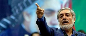 Im ersten Wahlgang hatte Präsidentschaftskandidat Abdullah noch die Nase vorn - jetzt liegt er zurück.