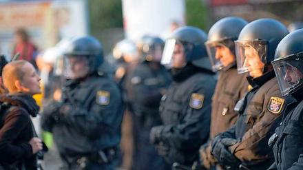 Die Stimmung zwischen Polizei und Demonstranten ist aufgeheizt. 