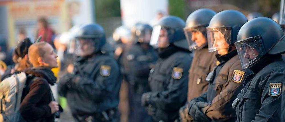Die Stimmung zwischen Polizei und Demonstranten ist aufgeheizt.