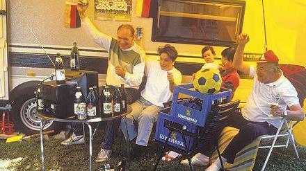 Fans vor der Röhre: Bei der WM 1990 konnten die Zuschauer noch Getränke auf dem Fernseher abstellen. Bei den flachen Geräten von heute geht das nicht mehr.