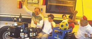 Fans vor der Röhre: Bei der WM 1990 konnten die Zuschauer noch Getränke auf dem Fernseher abstellen. Bei den flachen Geräten von heute geht das nicht mehr.    