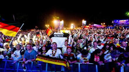 Die Fanmeile: Das größte Public-Viewing-Gelände Deutschlands ist heute nach Rio de Janeiro und neben Buenos Aires der heißeste Fanort der Welt.