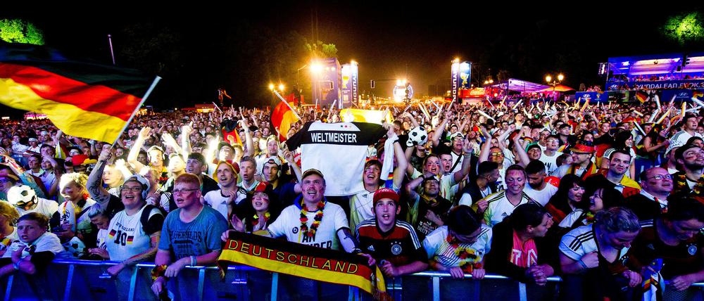 Die Fanmeile: Das größte Public-Viewing-Gelände Deutschlands ist heute nach Rio de Janeiro und neben Buenos Aires der heißeste Fanort der Welt.