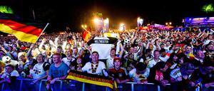Die Fanmeile: Das größte Public-Viewing-Gelände Deutschlands ist heute nach Rio de Janeiro und neben Buenos Aires der heißeste Fanort der Welt.