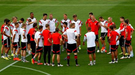 Högschte Konzentration: Bundestrainer Joachim Löw (m.) und die deutsche Nationalmannschaft beim Training vor dem Finale.