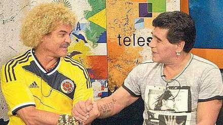 Hand Gottes drauf. Maradona (r.) hat Stars wie Valderrama zu Gast oder liest Briefe von Fidel Castro vor.