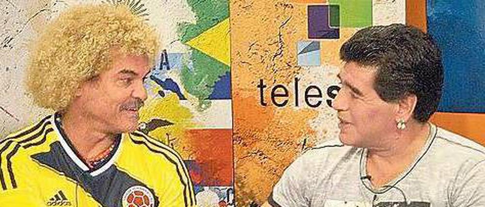 Hand Gottes drauf. Maradona (r.) hat Stars wie Valderrama zu Gast oder liest Briefe von Fidel Castro vor.
