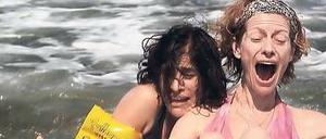 Meeresrauschen, zum letzten Mal. Die aidskranke Martha (Lisa Owen, rechts) lässt sich die Lebenlust nicht nehmen und reißt sogar die scheue Supermarktverkäuferin Claudia (Ximena Ayala) aus ihrer Einsamkeit. 