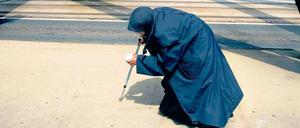 Land an Krücken. 1989, als der Eiserne Vorhang fiel, fühlte sich Ungarn im Aufwind. Inzwischen schlagen sich viele Menschen – wie diese greise Bettlerin auf der Freiheitsbrücke in Budapest – unterhalb der Armutsgrenze durch.