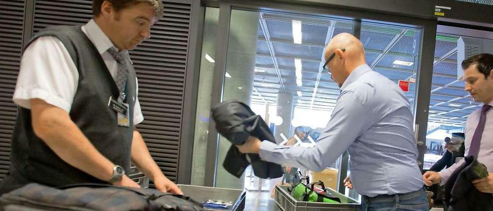 Wenn die Fluggäste auf dem Weg in die USA nun auch noch ihre Laptops, Handys oder Tablets an- und ausschalten müssen, dürften die Sicherheitskontrollen an den Flughäfen noch etwas langsamer werden.