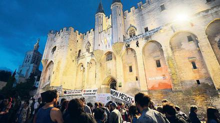Irgendwie geht es doch weiter. Proteste am Papstpalast von Avignon zum Auftakt. Inzwischen sind die ersten Stücke des Festivals über die Bühne gegangen.