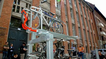 Keine Augenweide. Form follows function beim neuen Doppelstock-Fahrradständer. Schade eigentlich.