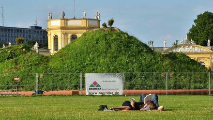 Die Documenta kommt. Bauarbeiten am Erdhügel des chinesischen Künstlers Song Dong vor der Orangerie in der Friedrichsaue.