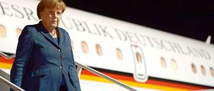 Angela Merkel beim Ausstieg aus einer Regierungsmaschine.