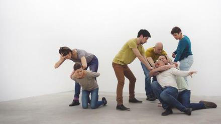 Standbilder. Yvon Chabrowski lässt Aufnahmen von Demonstrationen als tableaux vivants nachbilden.