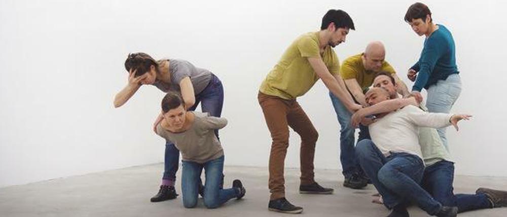 Standbilder. Yvon Chabrowski lässt Aufnahmen von Demonstrationen als tableaux vivants nachbilden.