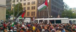 Der Zug der Demonstranten gegen Israel endete am Bülowplatz in Schöneberg.