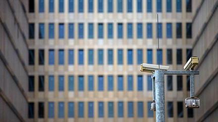 Kameras hängen vor einer Fassade der künftigen Zentrale des BND in Berlin.