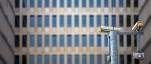 Kameras hängen vor einer Fassade der künftigen Zentrale des BND in Berlin.