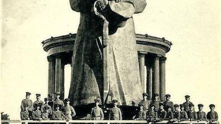 Die Einweihung des "Eisernen Hindenburgs" vor der Berliner Siegessäule, 4. September 1915.