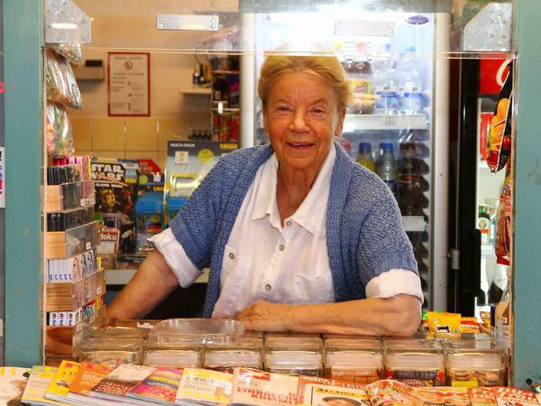 Ingrid Lipinski in ihrem Kiosk im U-Bhf. Oskar-Helene-Heim in Berlin-Zehlendorf. 