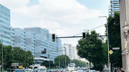 Autos allenthalben. Hier erweitert sich die Leipziger Straße auf sechs Spuren. Muss nicht sein, findet die Planerin. 