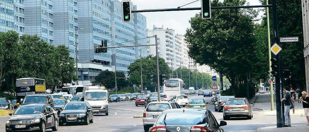 Autos allenthalben. Hier erweitert sich die Leipziger Straße auf sechs Spuren. Muss nicht sein, findet die Planerin. 