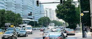 Autos allenthalben. Hier erweitert sich die Leipziger Straße auf sechs Spuren. Muss nicht sein, findet die Planerin. 