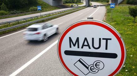 Ein Mautschild auf der Stadtautobahn von Rostock.