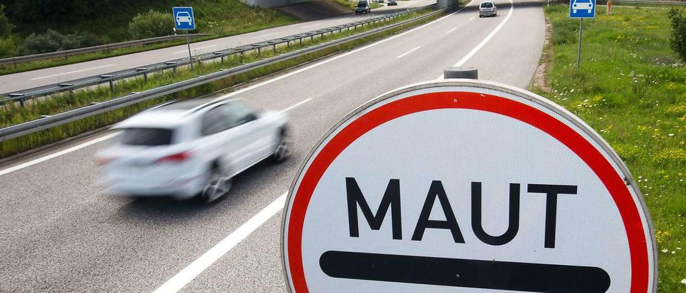 Ein Mautschild auf der Stadtautobahn von Rostock.